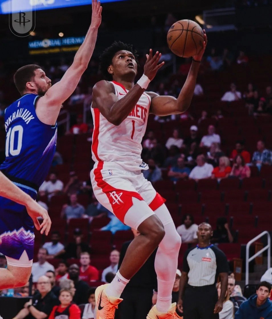 包含篮球明星新形象曝光，风格大转变引争议的词条