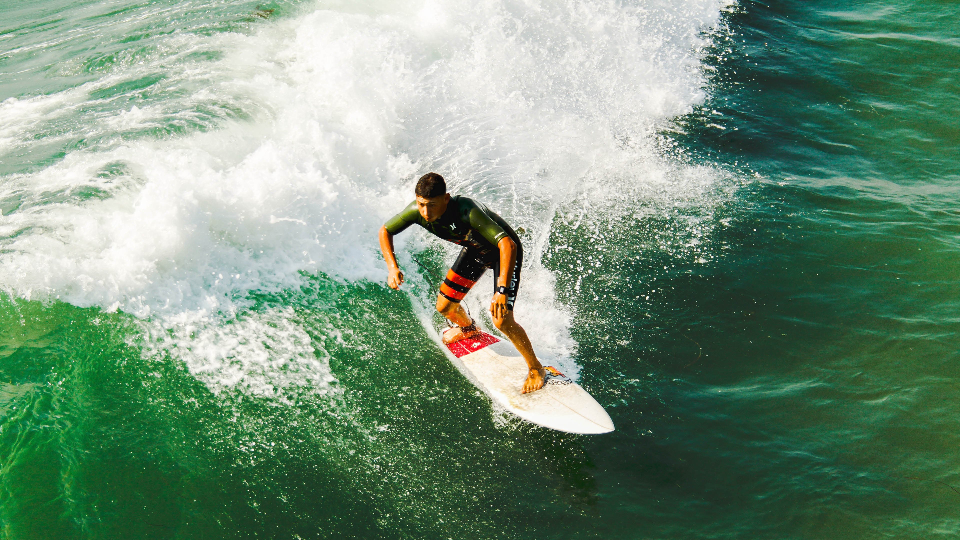 塞恩斯点燃赛场，威廉姆斯完胜阿斯顿马丁，一场战术与勇气的双重胜利