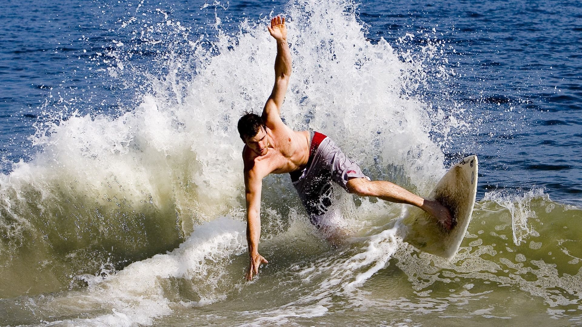 孤勇者的逆袭，佩雷兹单骑救主，阿斯顿马丁力克红牛背后的团队哲学