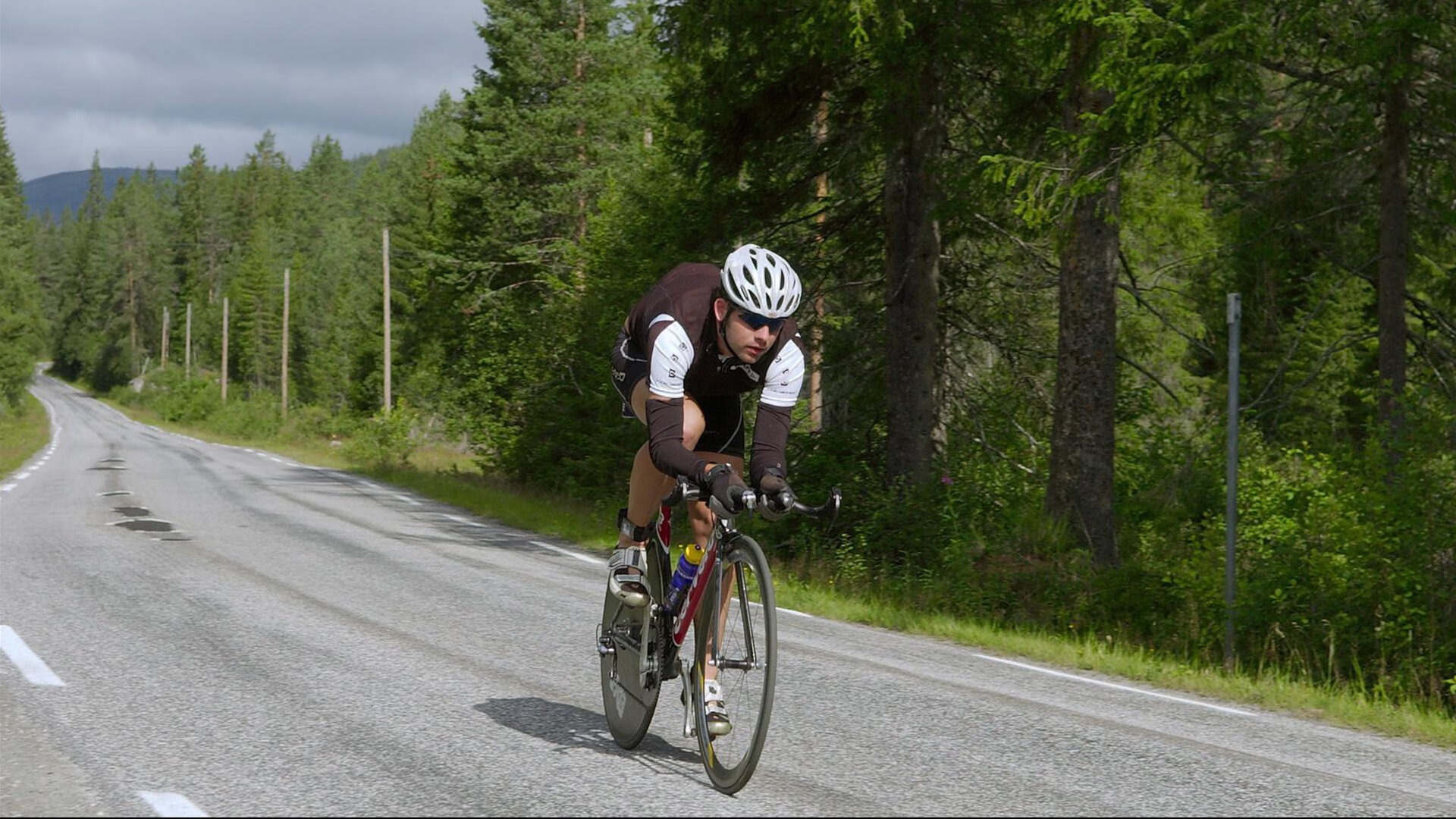 红牛车队险胜索伯，汉密尔顿惊艳四座，一场改写赛季格局的雨战